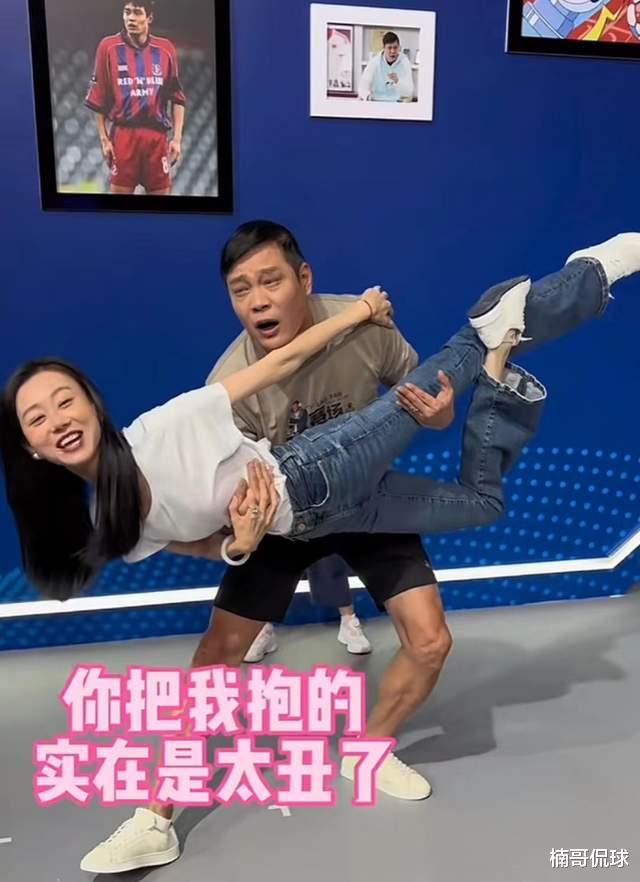 范志毅抱36岁妻子跳芭蕾！妻子妙曼多姿似少女，他注重保养显年轻(1)