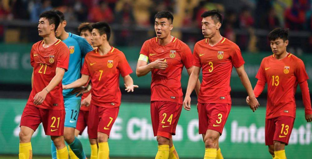 许多人热切期待着新足协是否能够拯救中国足球(1)