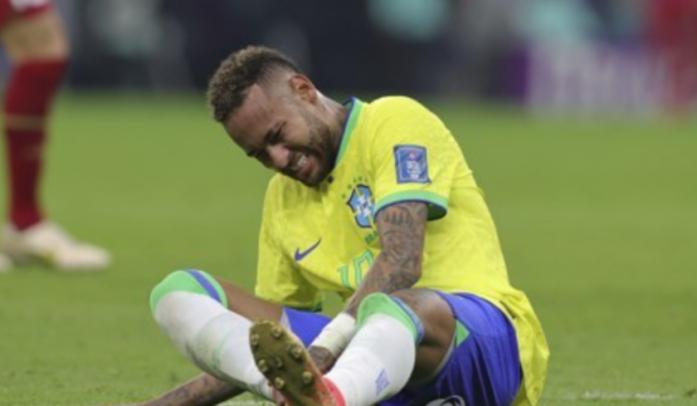 内马尔在对阵乌拉圭的比赛中再次受伤...(1)