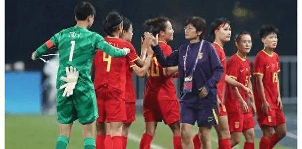 突发! 媒体人曝出争议猛料中国女足教练组遭质疑，球迷吐槽声一片