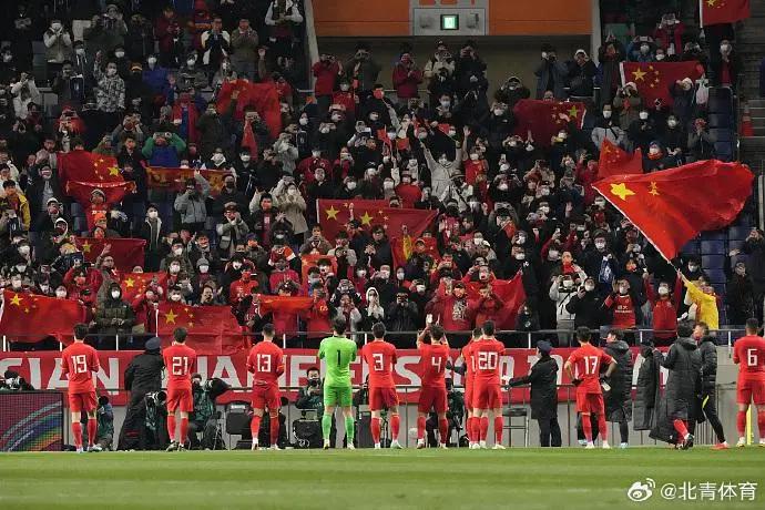 国足将会身穿红色球衣，与韩国队展开激烈的角逐。