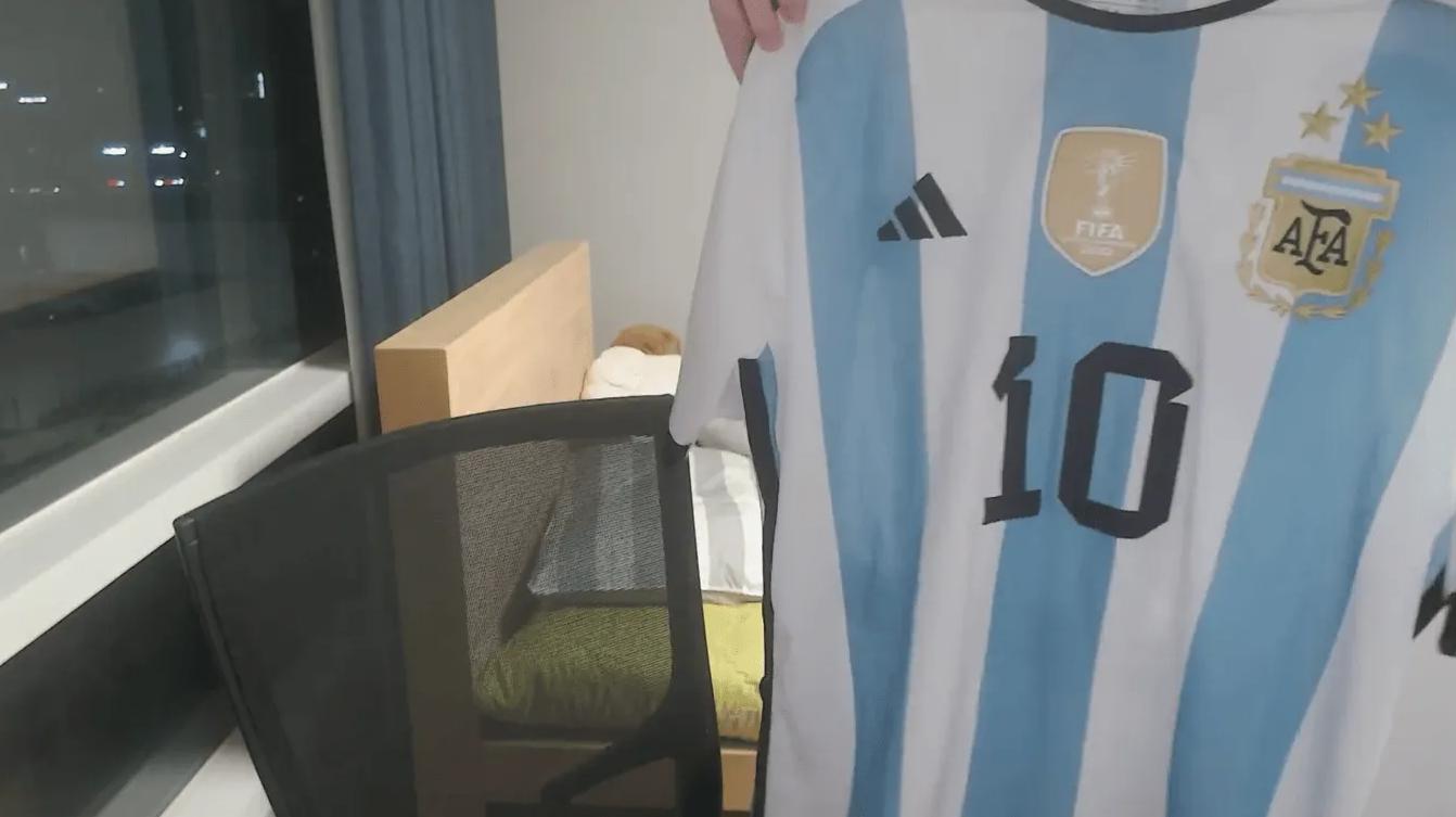 Showmaker分享自己的球衣收藏：热刺、阿根廷梅西+迈阿密梅西球衣