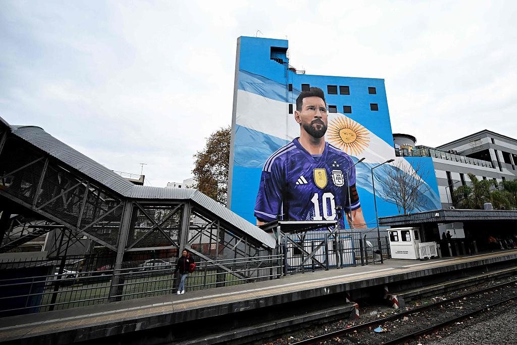 纪念世界杯夺冠！球队灵魂梅西的巨幅画像在阿根廷随处可见(1)