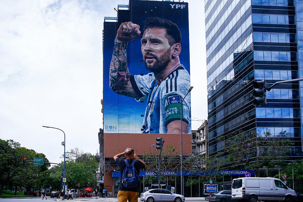 纪念世界杯夺冠！球队灵魂梅西的巨幅画像在阿根廷随处可见(3)