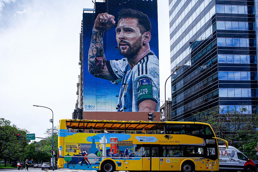 纪念世界杯夺冠！球队灵魂梅西的巨幅画像在阿根廷随处可见(4)