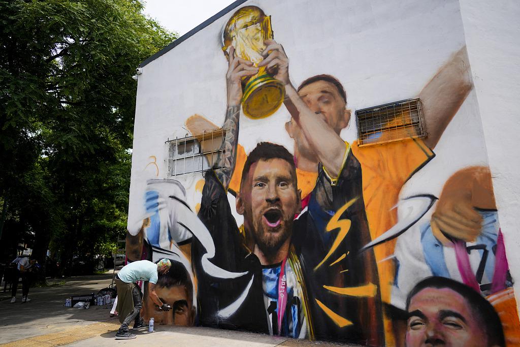 纪念世界杯夺冠！球队灵魂梅西的巨幅画像在阿根廷随处可见(5)