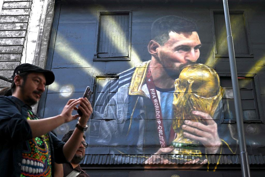 纪念世界杯夺冠！球队灵魂梅西的巨幅画像在阿根廷随处可见(6)