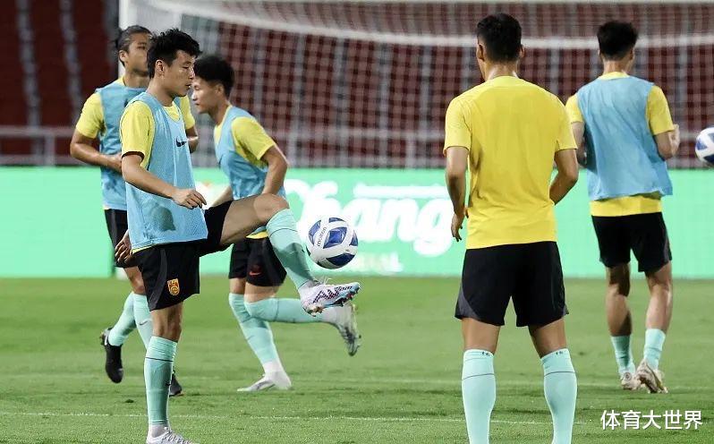国足阿布扎比拉练遭遇变故，中国香港队成新热身对手(1)
