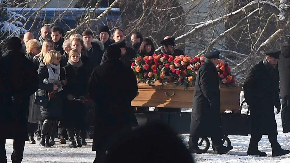 图片报：贝肯鲍尔的葬礼本周五在慕尼黑举行，赫内斯也赠送了花圈(1)