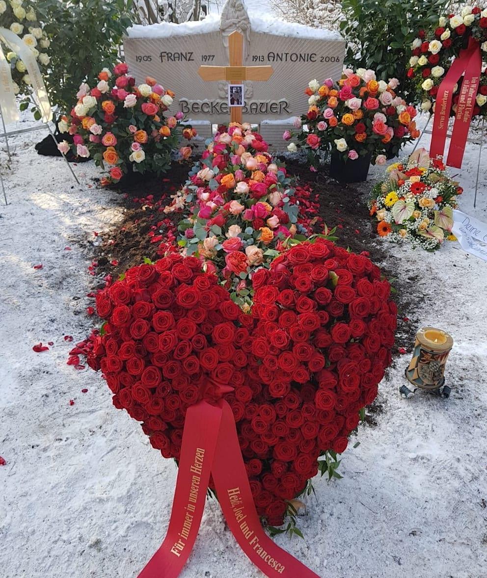 图片报：贝肯鲍尔的葬礼本周五在慕尼黑举行，赫内斯也赠送了花圈(2)