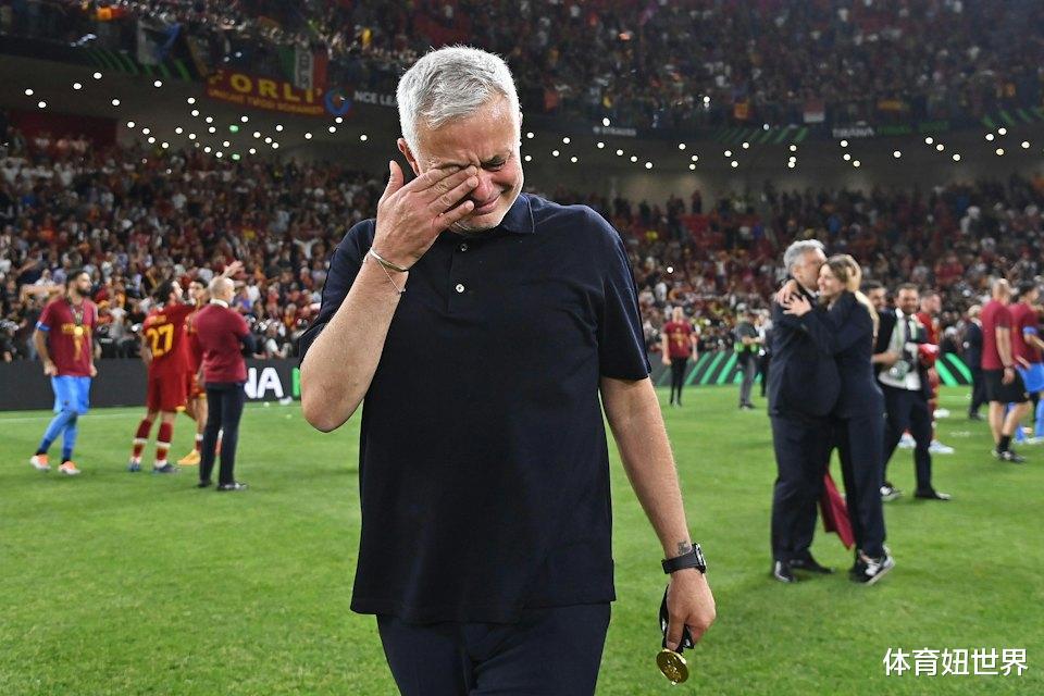 穆里尼奥强忍男儿泪，罗马球迷包围座驾送别，国米、蓝军、皇马、波尔图、曼联都爱他！