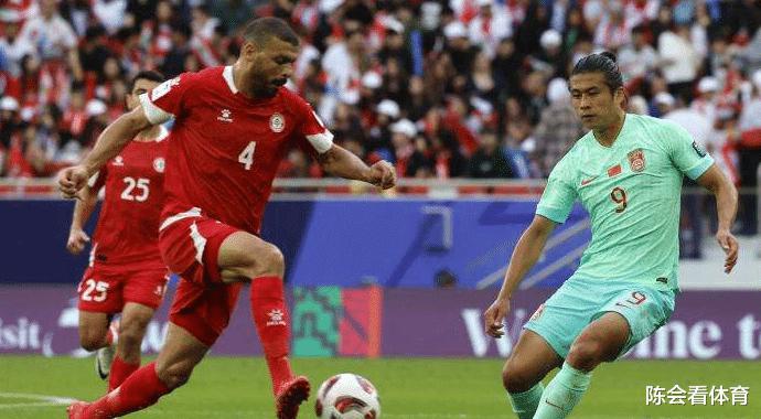 亚洲杯小组赛爆大冷！国足楷模1比2惨败，决战卡塔尔国足迎惊喜