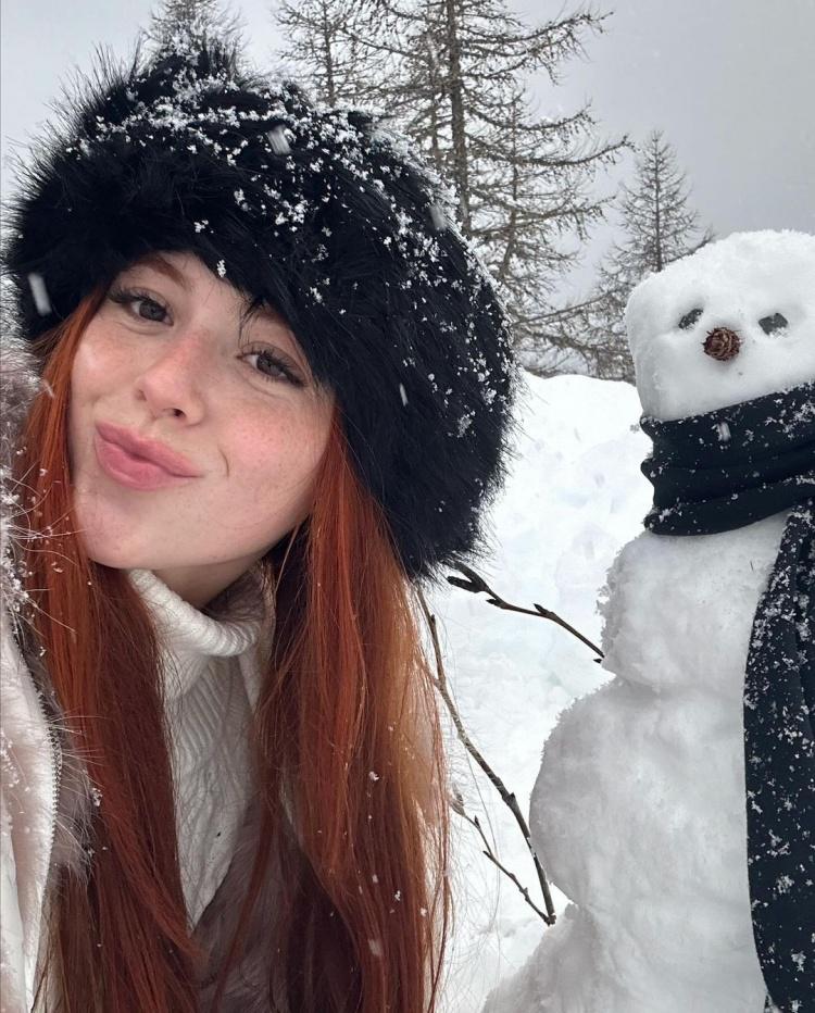 理查利森女友阿劳霍在法国度假堆雪人，并起名叫弗雷德