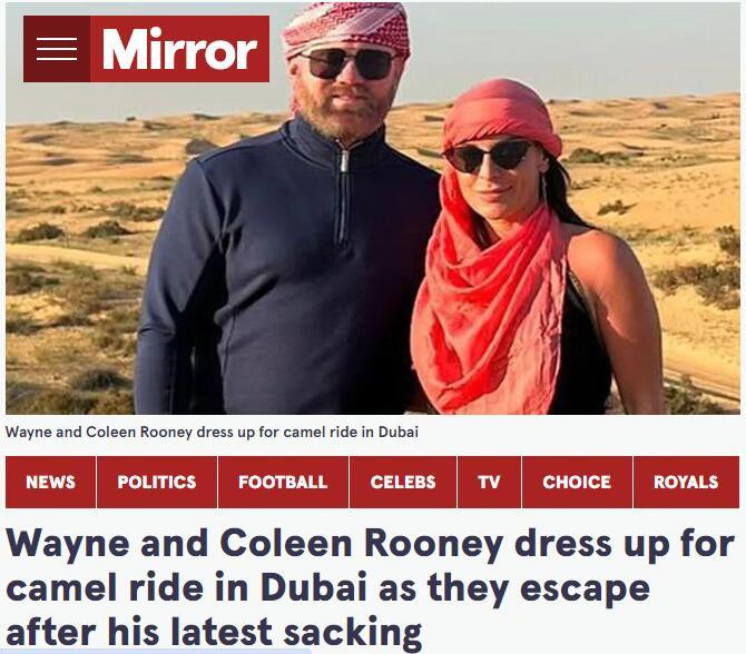 镜报：鲁尼与妻子在阿联酋度假，在沙漠中骑骆驼游玩(1)