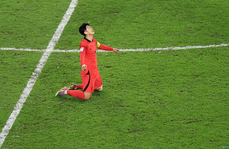 孙兴慜赛后跪地痛哭！造2球成韩国英雄，9年后终在亚洲杯完成救赎(2)