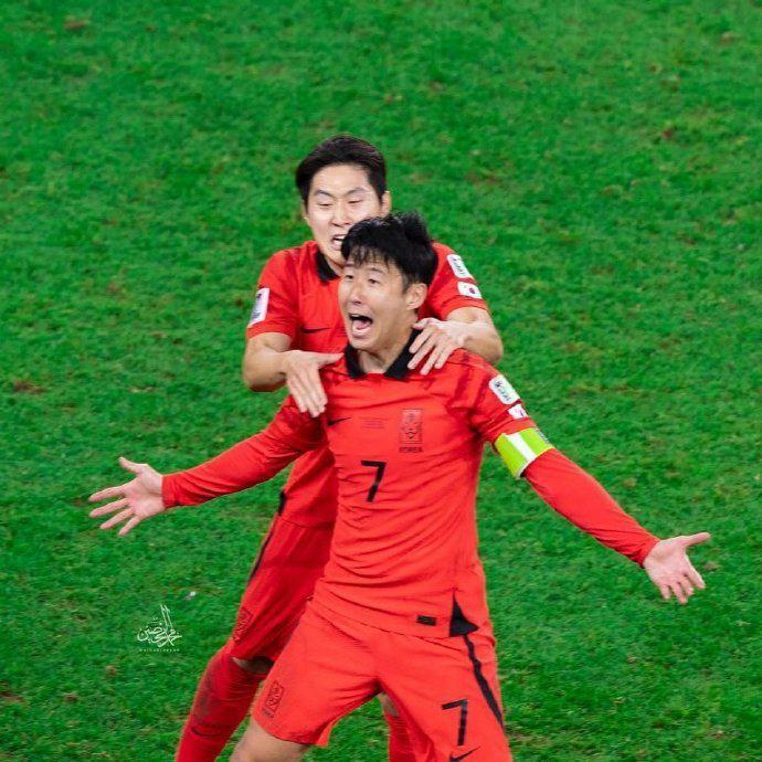 孙兴慜赛后跪地痛哭！造2球成韩国英雄，9年后终在亚洲杯完成救赎(4)