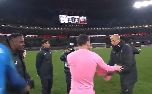判若两人！梅西在日本表演赛赛后主动握手、送对方主帅球衣，阿根廷队下月来华，官博被网友吐槽声刷屏(1)