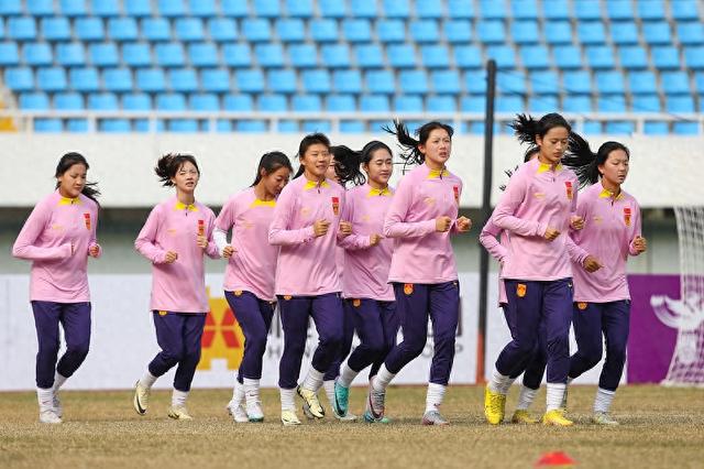 中国U20女足顺利抵达塔什干，主力中卫乔睿琪等3人因伤病等原因落选