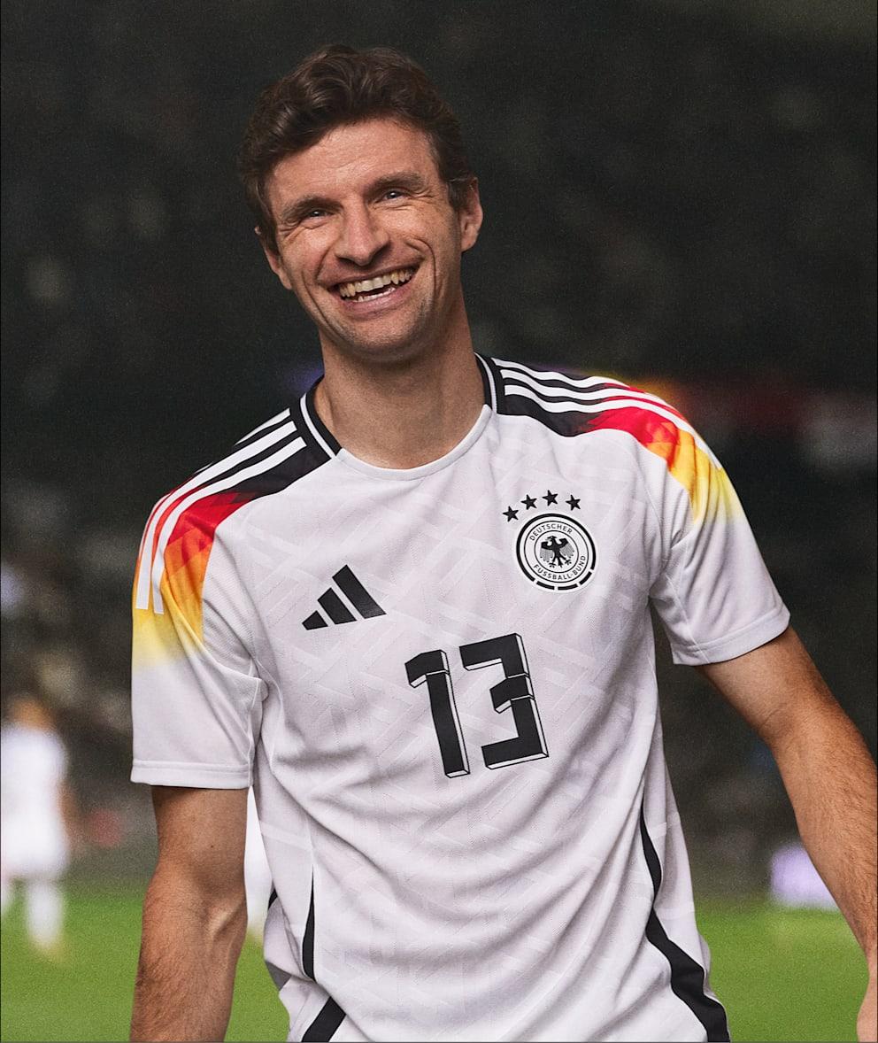德国队欧洲杯球衣正式公布：主场经典白色球衣，客场亮眼粉紫配色(1)