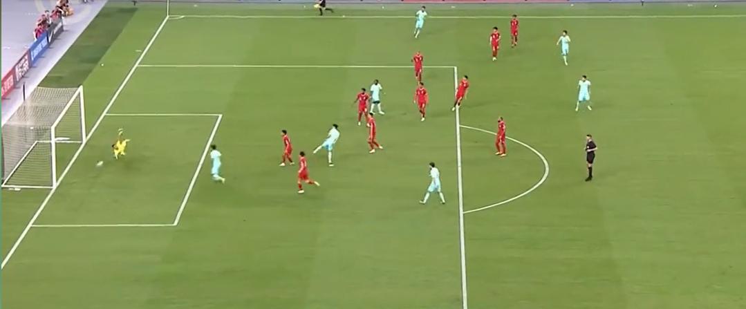 惊天逆转！中国男足领先两球遭新加坡逼平，出线形势岌岌可危(2)