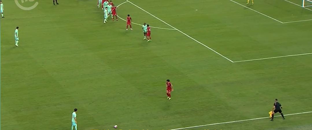 惊天逆转！中国男足领先两球遭新加坡逼平，出线形势岌岌可危(4)