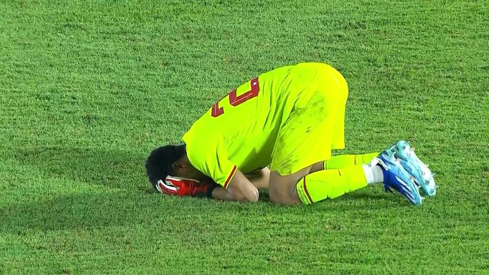 离谱失误致险输中国队！印尼U19门将赛后嚎啕大哭，队友纷纷安慰(1)