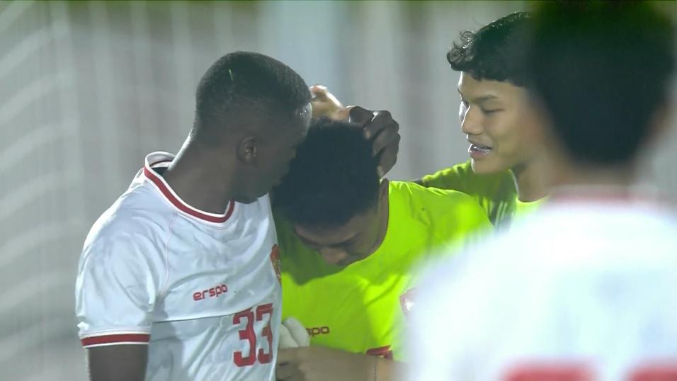 离谱失误致险输中国队！印尼U19门将赛后嚎啕大哭，队友纷纷安慰(2)