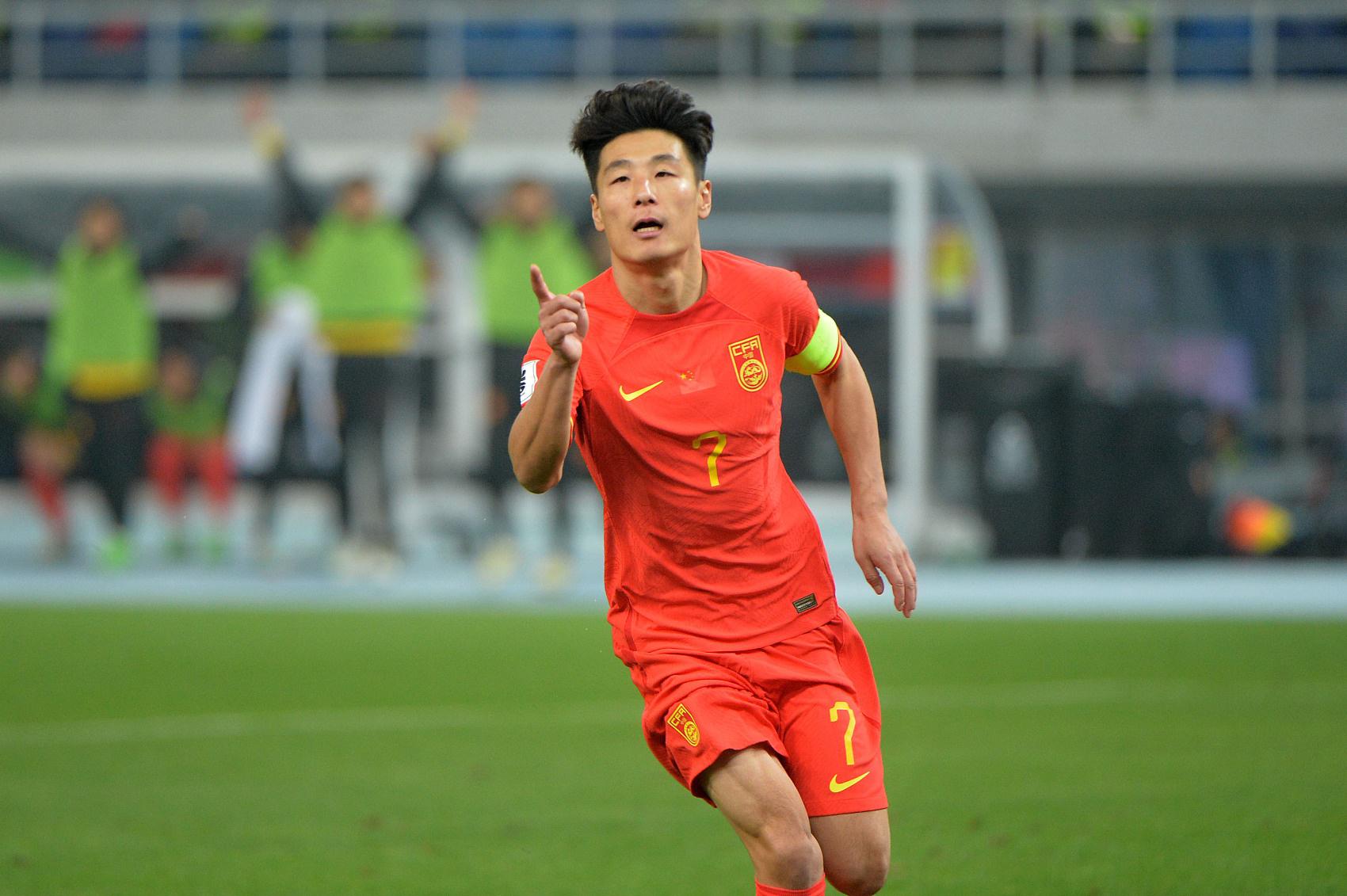 记者：武磊注定被写入中国足球史册，队长袖标赋予他更多使命感(1)