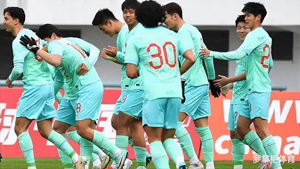 2比0！中国男足成功复仇卡塔尔斩获久违胜利，两王牌进球成亮点(1)