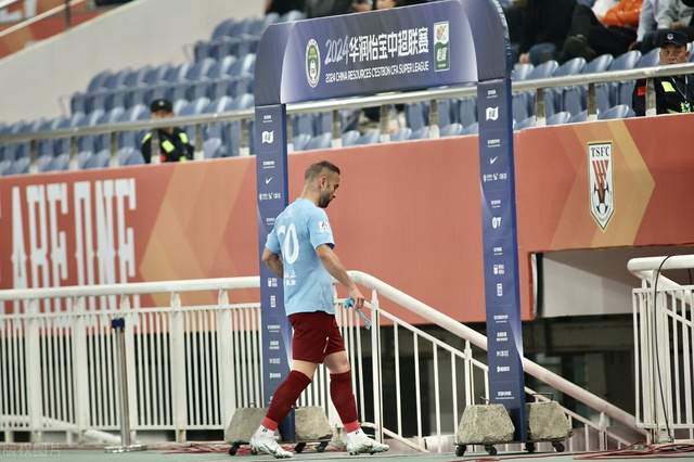 河南队五轮比赛三张红牌中超第一，中原球迷对两张红牌颇有微词(4)