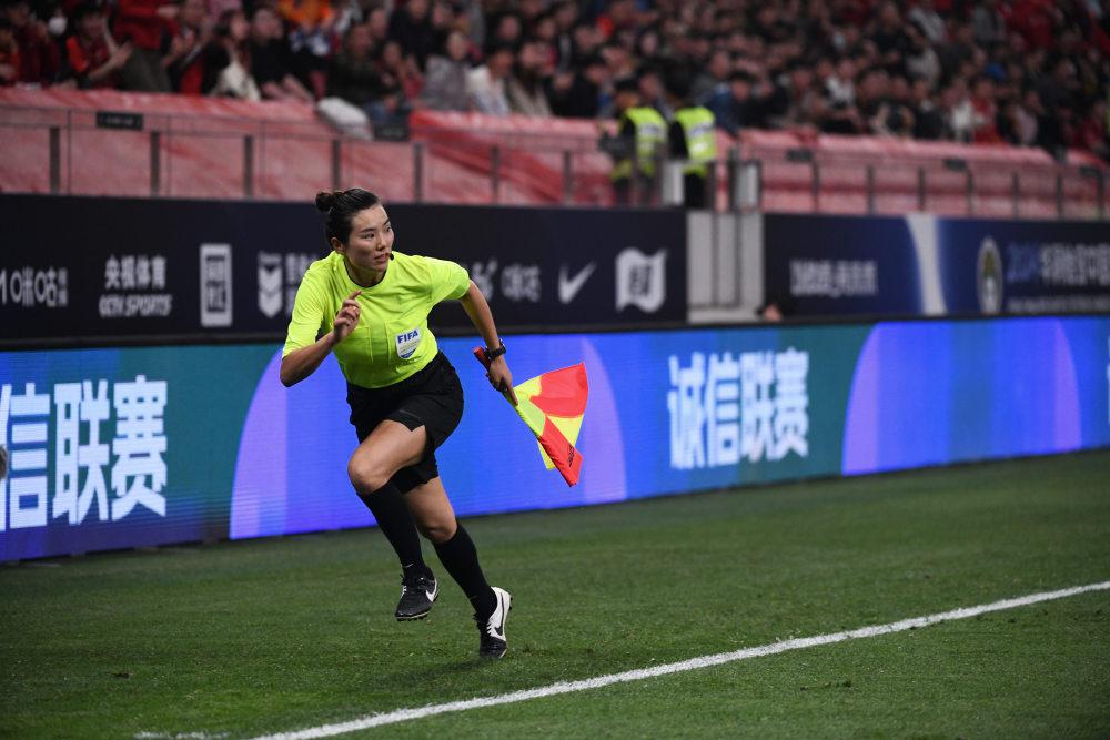谢丽君成为国内首位执裁男子足球顶级职业联赛的女子裁判员(1)