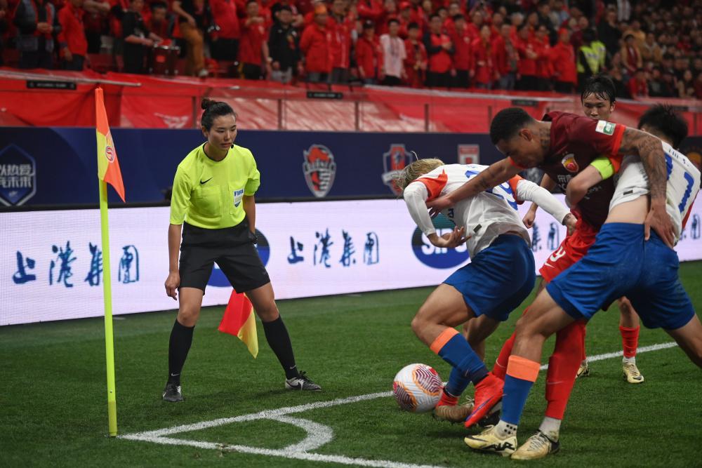 谢丽君成为国内首位执裁男子足球顶级职业联赛的女子裁判员(2)