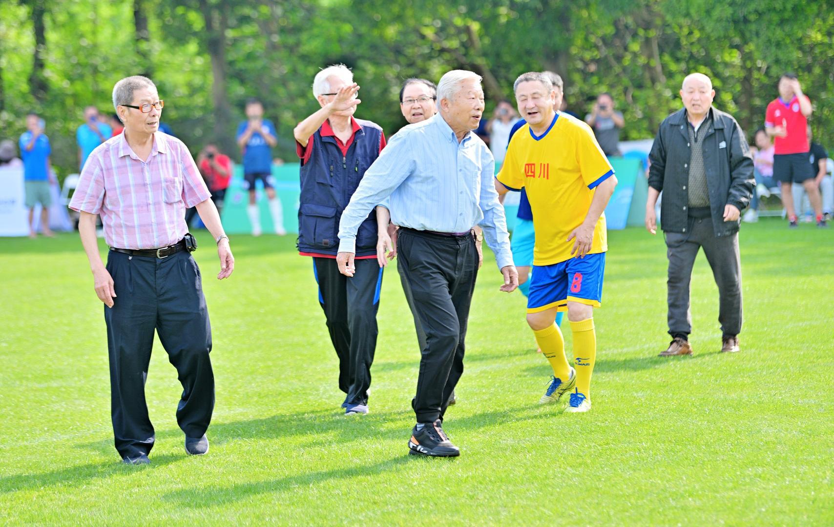 中国足球元老容志行助阵，全兴明星队登场……这场赛事在蓉揭开战幕
