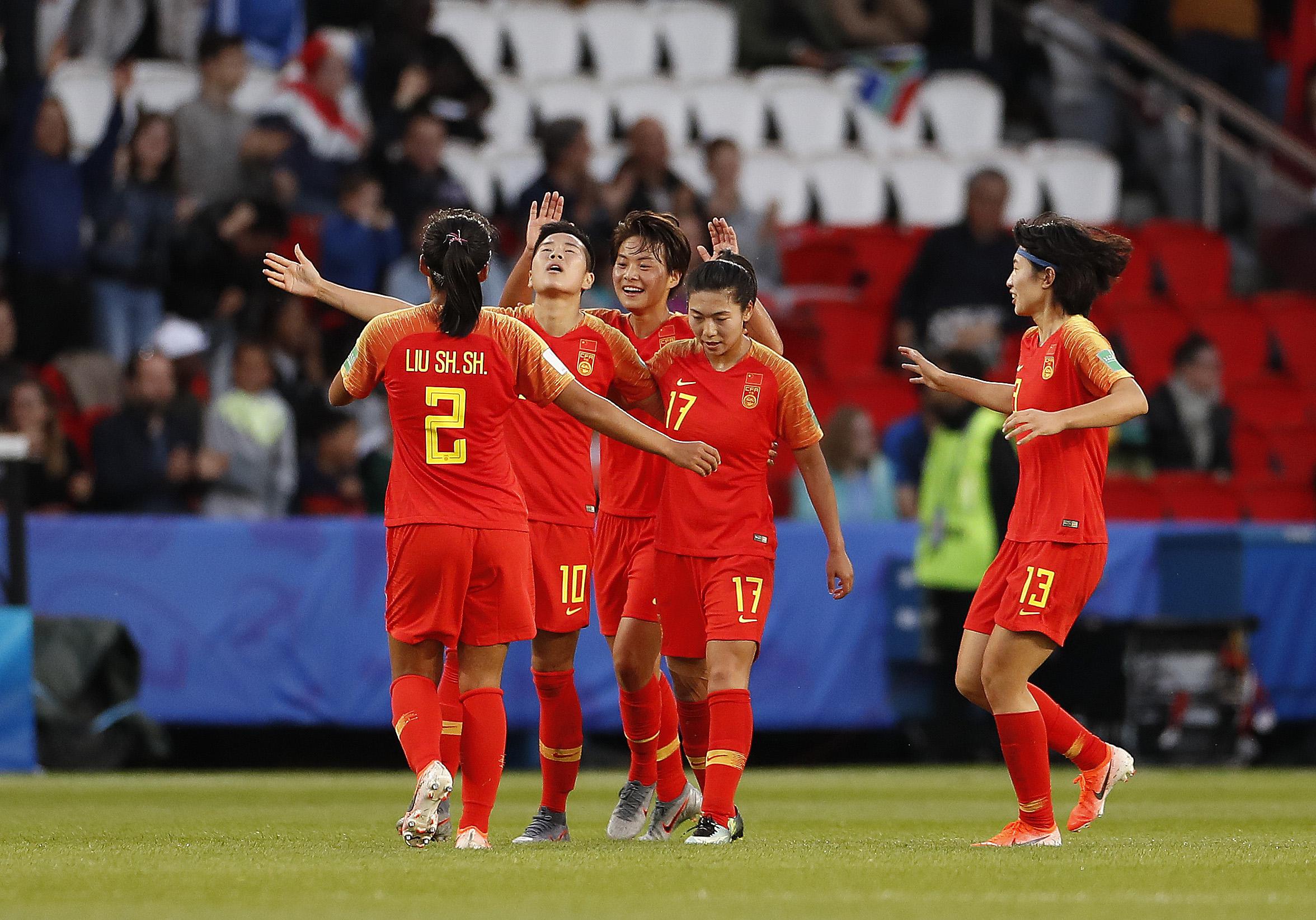 10月28日体育 (87)中国女足摆脱心理压力，迎战朝鲜队(2)