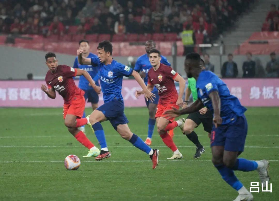 中国足球上不去就是球盲太多，上海德比补时进球无效裁判没毛病(1)